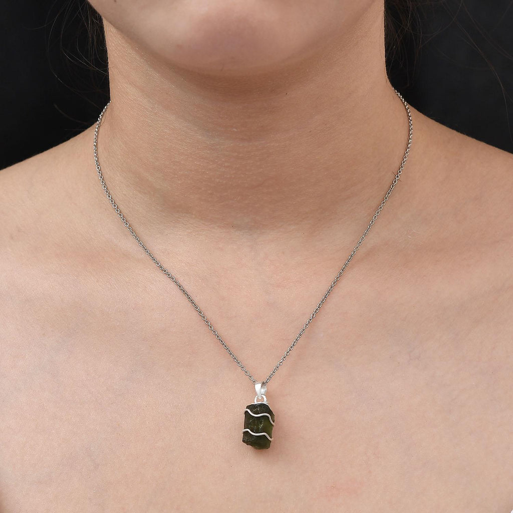 Natürlicher Moldavit-Anhänger mit Kette, 925 Silber, 925 Silber platiniert ca. 7.07 ct