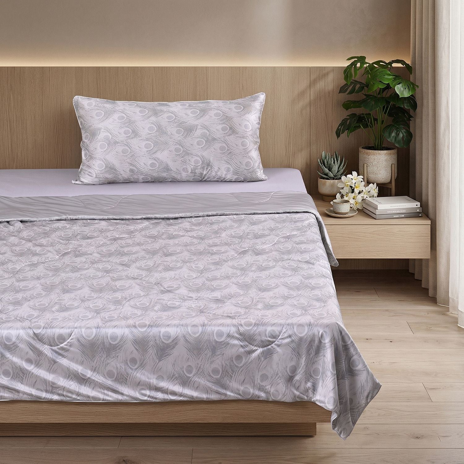 SERENITY NIGHT High-Tech Cooling-Steppdecken-Set mit edler, temperaturregulierender Maulbeeren-Seiden-Füllung und MOP Knöpfe, 135x200 - 40x80 cm, Pfau, Silber