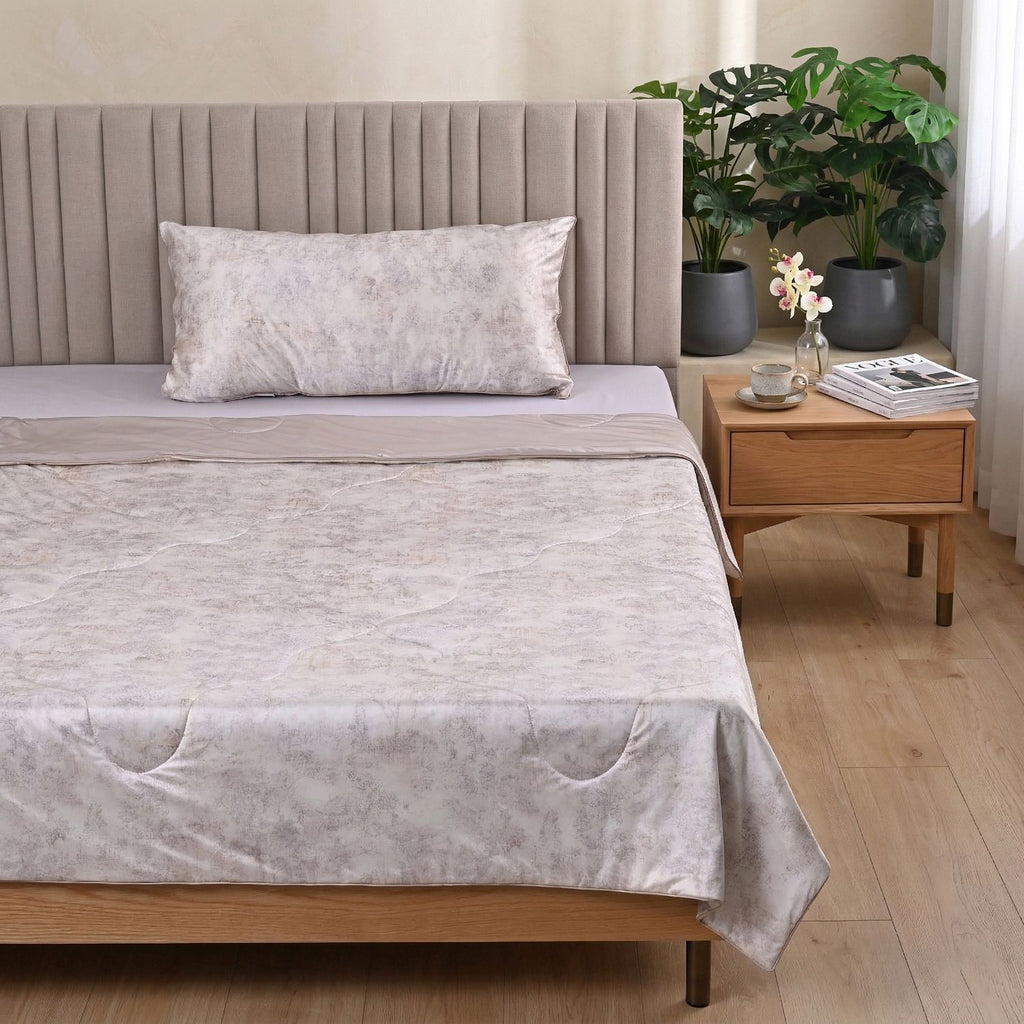 SERENITY NIGHT High-Tech Cooling-Steppdecken-Set mit edler, temperaturregulierender Maulbeeren-Seiden-Füllung und MOP Knöpfe, 135x200 - 40x80 cm, Gold