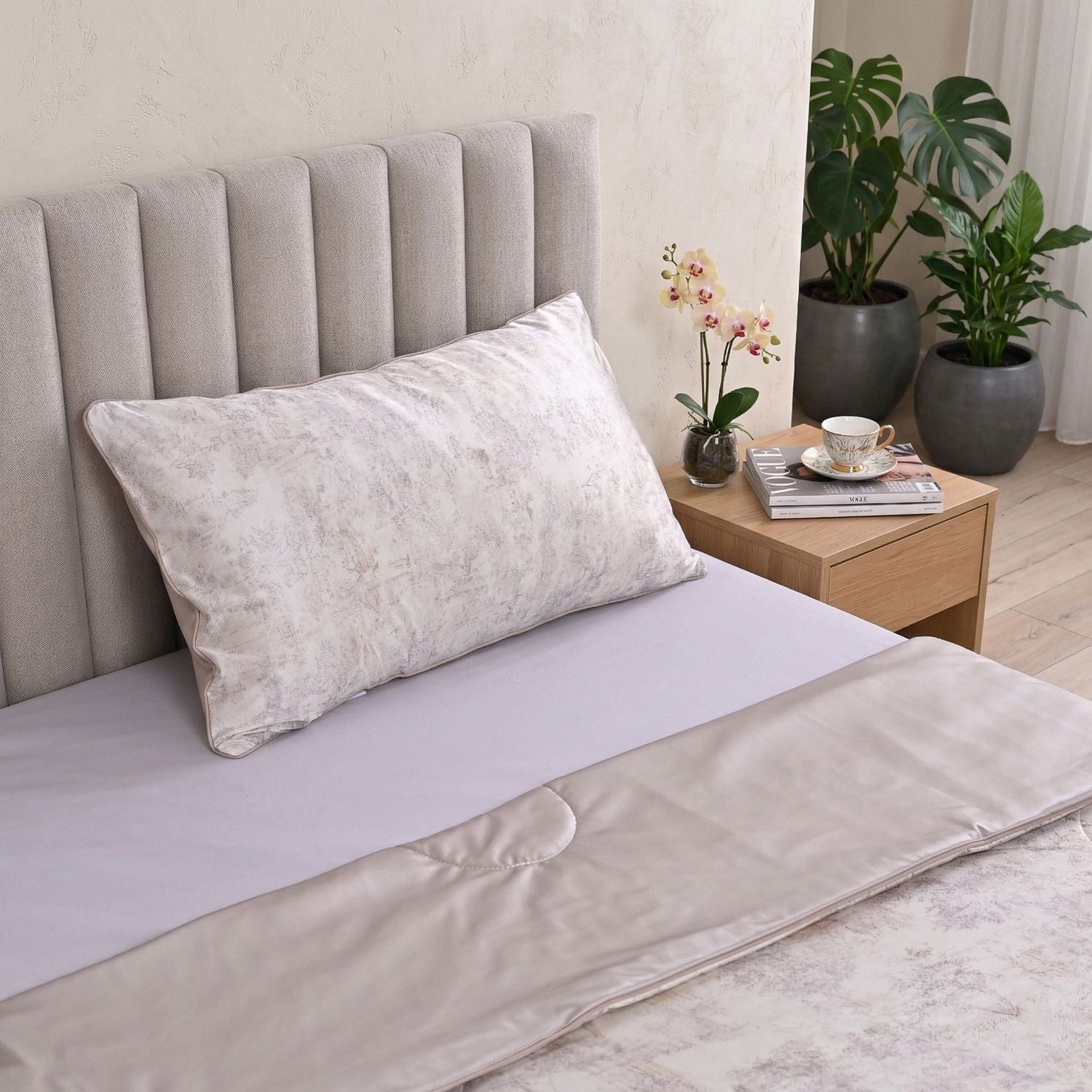 SERENITY NIGHT High-Tech Cooling-Steppdecken-Set mit edler, temperaturregulierender Maulbeeren-Seiden-Füllung und MOP Knöpfe, 135x200 - 40x80 cm, Gold