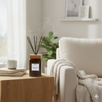 LIVMORE - Home Fragrance Kollektion - Raumduft Diffuser 500 ml Teeglas braun mit Holzdeckel 8 Stäbchen Duft Holz Vanille Größe 8.3 x 8.3 x 14.5 cm