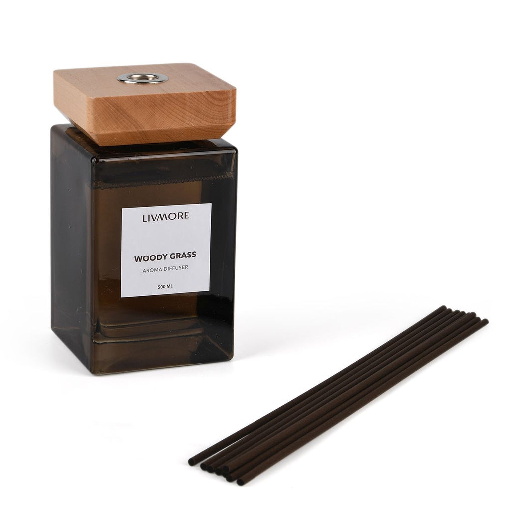 LIVMORE - Home Fragrance Kollektion - Raumduft Diffuser 500 ml Teeglas braun mit Holzdeckel 8 Stäbchen Duft Holz Vanille Größe 8.3 x 8.3 x 14.5 cm