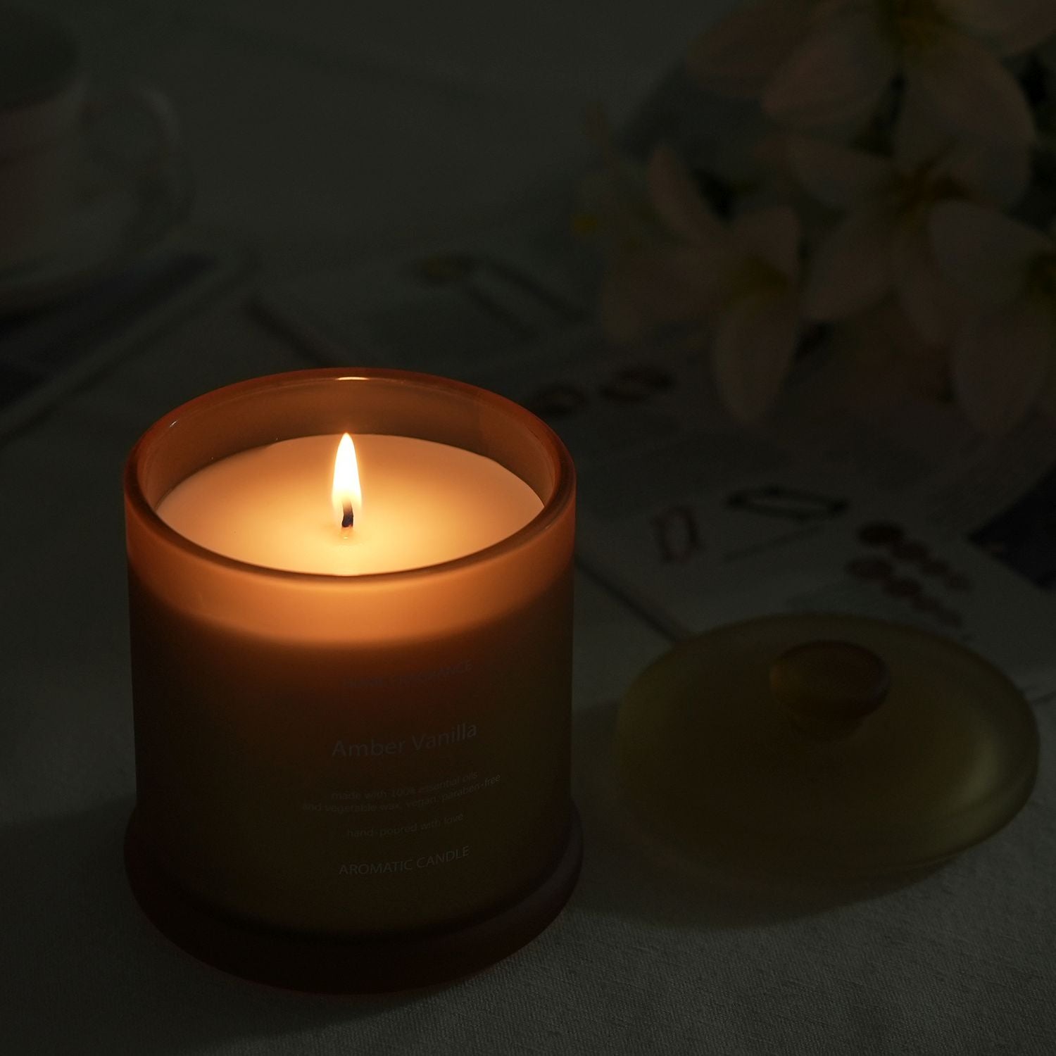 LIVMORE Home Fragrance Kollektion, Duftkerze im Farbglas, Ambra Vanille, 370 g Sojawachs, 55 Std., 10,2 x 10,2 x 13 cm