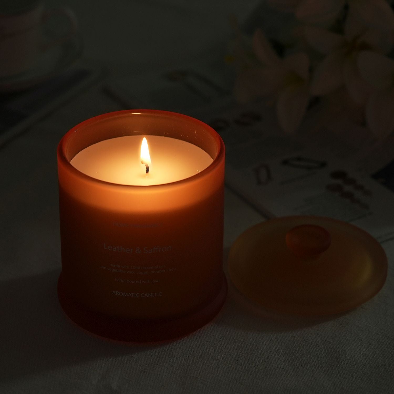 LIVMORE Home Fragrance Kollektion, Duftkerze im Farbglas, Orange, Leder Safran, 370 g Sojawachs, 55 Std., 10,2 x 10,2 x 13 cm