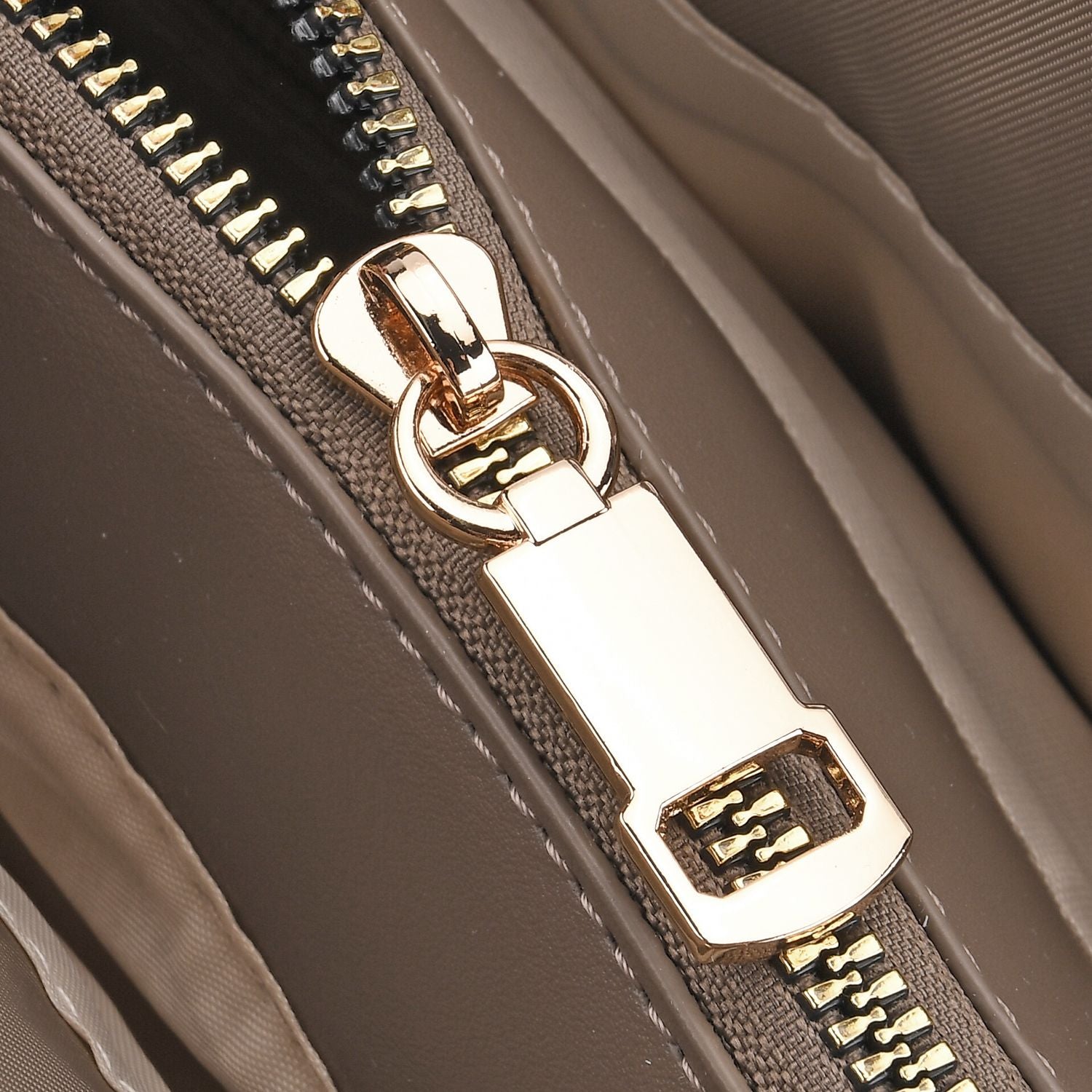 Urban Nylon Crossbody Tasche, 3 Außenfächer und 2 Innenfächer, 22 x 23 x 9 cm, Taupe